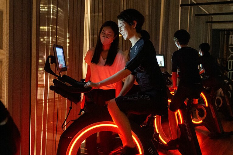 専用の有酸素運動用バイク「The Bike EX」でトレーニング。