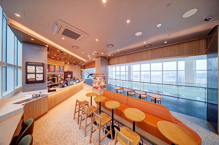 BUSAN X the SKYにあるスターバックス。コーヒーのおいしさもひと味違いそう。写真提供：BUSAN X the SKY