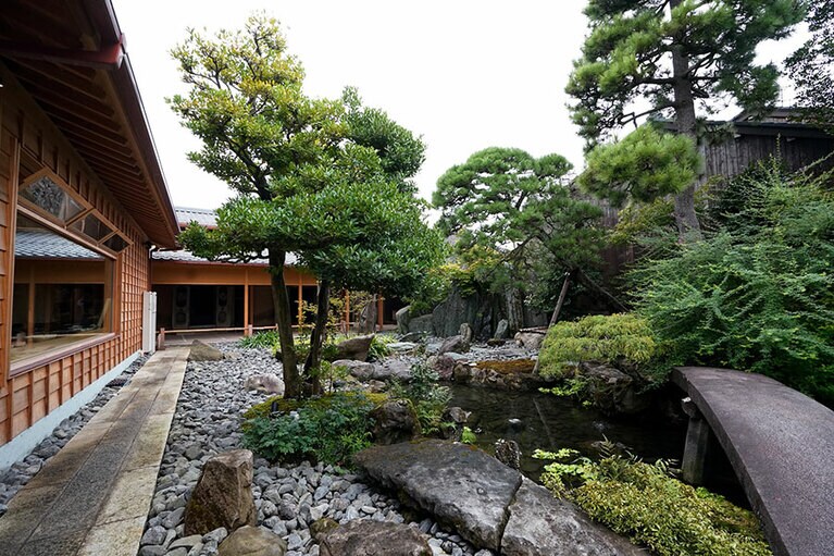 暖簾をくぐると中庭が。池には石造りの太鼓橋が架けられて趣がある。