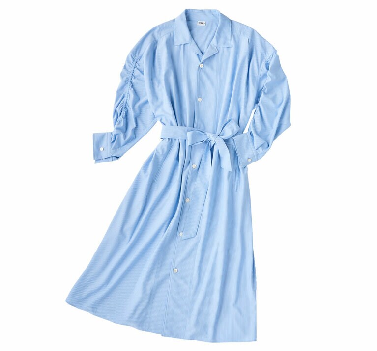 ポリエステル素材のワンピース。部分的に施されたギャザーが特徴。DRESS 38,000円／HaaT(IS SEY MIYAKE INC.)