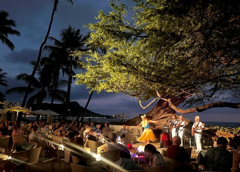 エンターテイメントが始まるのは18:00。出演者や内容は公式HPでチェックを。