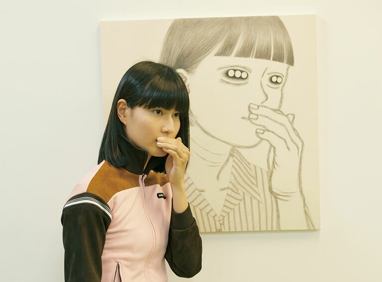 【寺本 愛「coastline」】イラストレーターとしても活躍する寺本 愛氏。彼女の描く人物たちは、皆インパクトのある瞳を持ち、時代を超越した衣服を身にまとっている。好奇心を掻き立てられる作風。