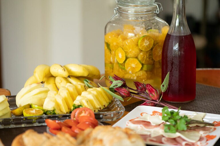 久米島で採れたバナナやパイナップルなどのフルーツと、RIMIさんお手製のシークワーサーのシロップ漬け。