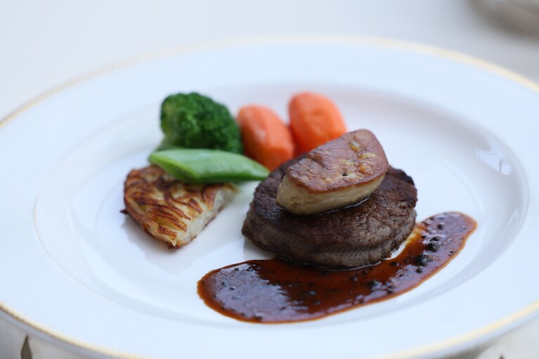 国産牛フィレ肉のポワレ ロッシーニ仕立て／「レストランコース」のメイン料理として提供。コース料金1万9,800円～