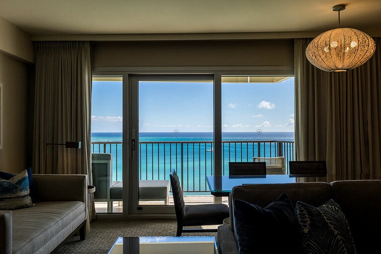 真っすぐな青い水平線を眺める“オハナスイート”のリビング。
