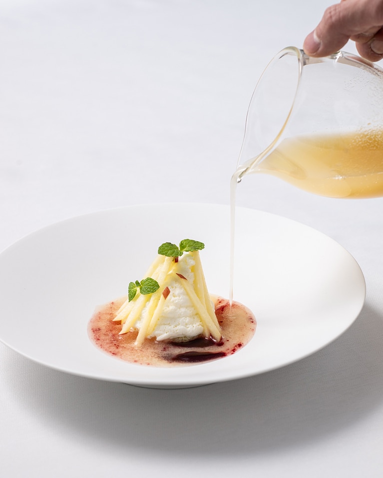 雪山をイメージした新作「トマムヨーグルト リンゴとビーツのスープ仕立て」。