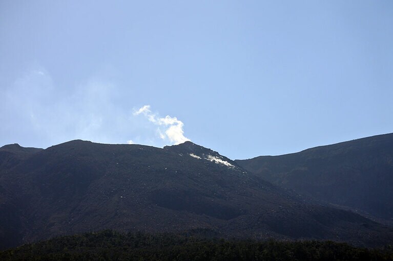 口永良部島は島が黙っていないというか、どこか生命力を感じる島でした。これは、今も煙を吐き出す新岳。