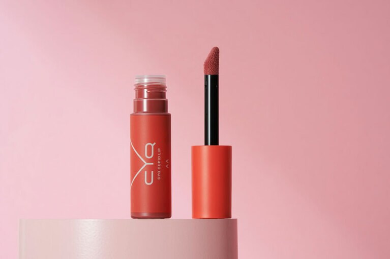 シーワイキューキューピッドリップ 02 Flora Pink(フローラピンク)。顔になじみやすくおさまりのよいピンクベージュ。