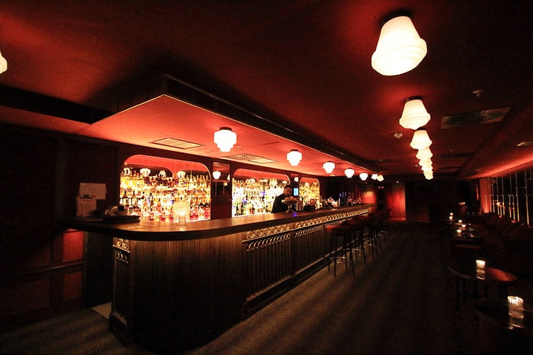 地下のバー。客室フロアから直結しているエレベータでしか入ることができないクローズドのバーだ。