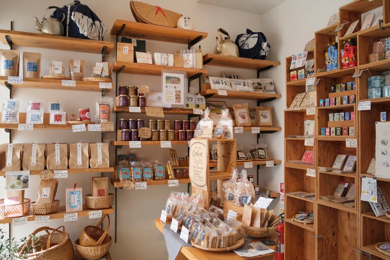 福知山産の茶葉やお茶を使ったスイーツも。火曜日はテイクアウトとお土産販売のみの営業。