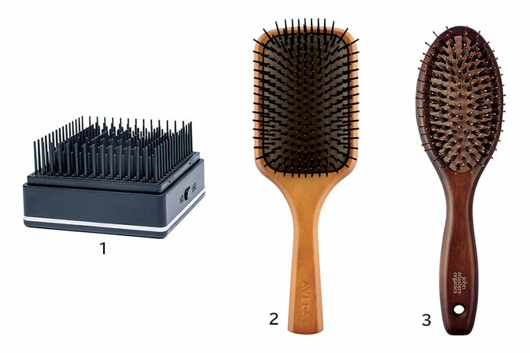 1：携帯用にも便利。サロニア スクエアイオンブラシ BLACK 2,728円／I-ne 
2：広い面で髪をストレートに仕上げる。パドル ブラシ 3,740円／アヴェダ 
3：猪毛とトルマリン配合のイオン毛が髪にツヤを。コンボパドルブラシ 3,740円／ジョンマスターオーガニック