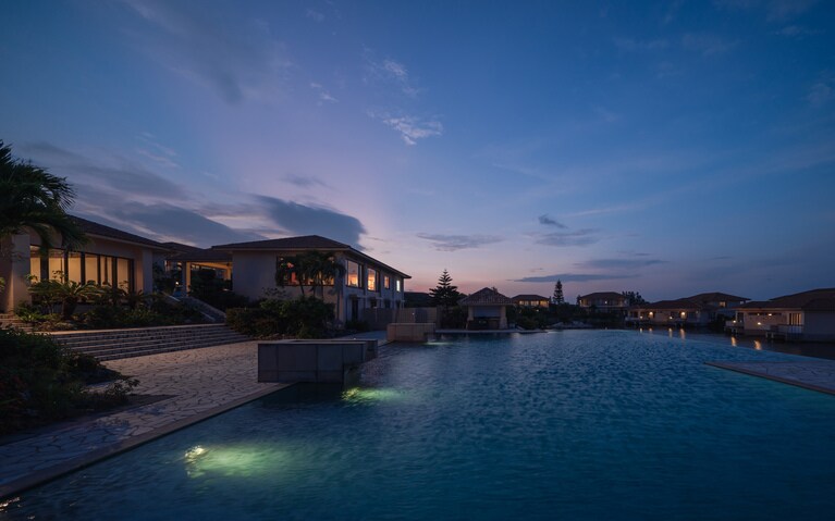 薄暮のラグーンプールも美しい。