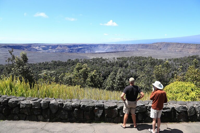 ボルケーノハウス前から見えるハレマウマウ火口。©Big Jin