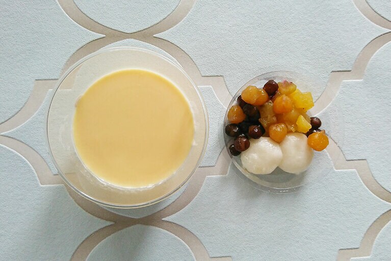 お餅や豆などのトッピングと、ブランマンジェの2層式。