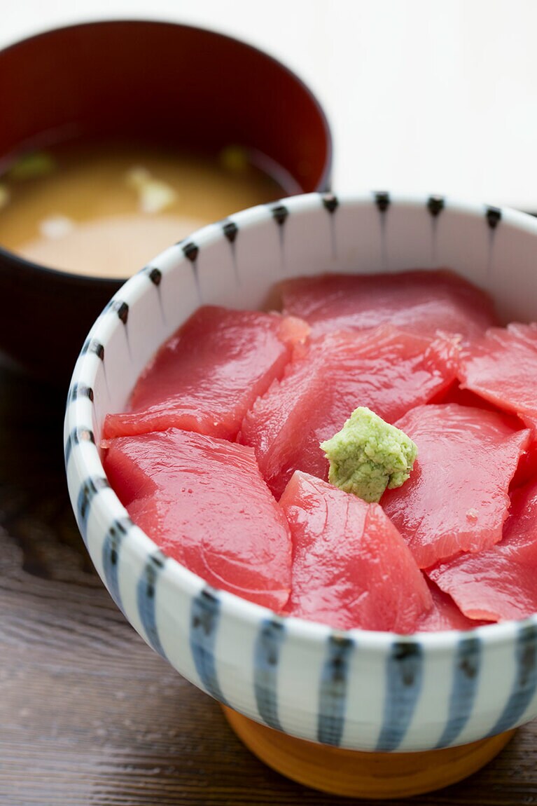 「まぐろ道場」としてリニューアルオープンする前の看板メニューが復活した「生まぐろ丼」980円(税込)。限定20食。