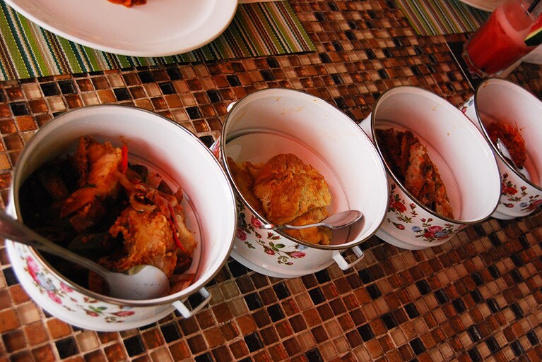 オランダ広場からすぐ、マラッカ川沿いにあるホテル「カサデルリオ」の人気ランチ。提供時間は12～14時半(月～金、2名様～)。