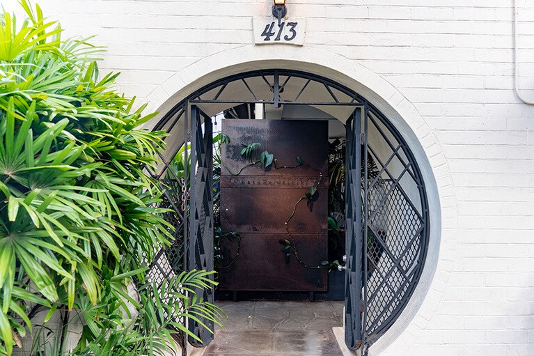 入り口はこちら。店内は奥行きがあります。