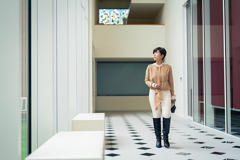 館内の動線は光あふれる空間。中庭のある廊下は邸宅のよう。