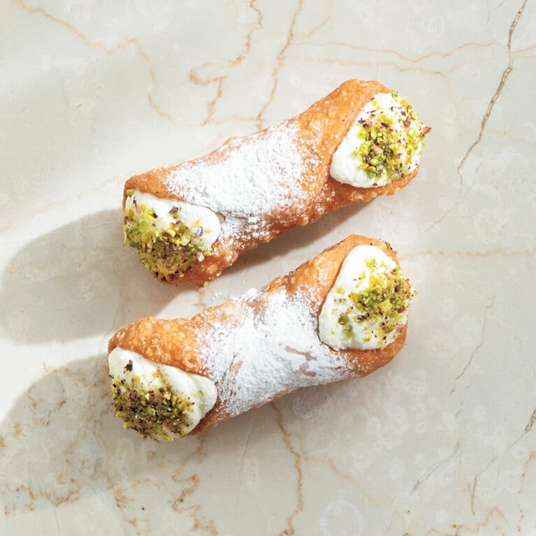 イタリア・シチリア島の郷土菓子。小麦粉でつくった正方形の生地を筒に巻き付けて油で揚げ、中にリコッタチーズのクリームを詰めるのが定番。できたてならではのザクザクの食感が楽しめる。　カンノーリ 各900円／Litus