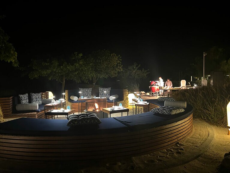 最終日には星空の下でバーベキューの「ファイヤーピット・リーフ＆ビーフ」。シーフードとビーフやチキンを豪快にグリルで！