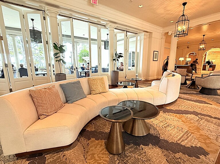 優雅な曲線を描くソファー。