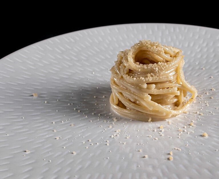 「マーテル」のこの夏のヒット料理、“スモーク・スパゲティのアブッチャート・サラミとリンドウ風味”。