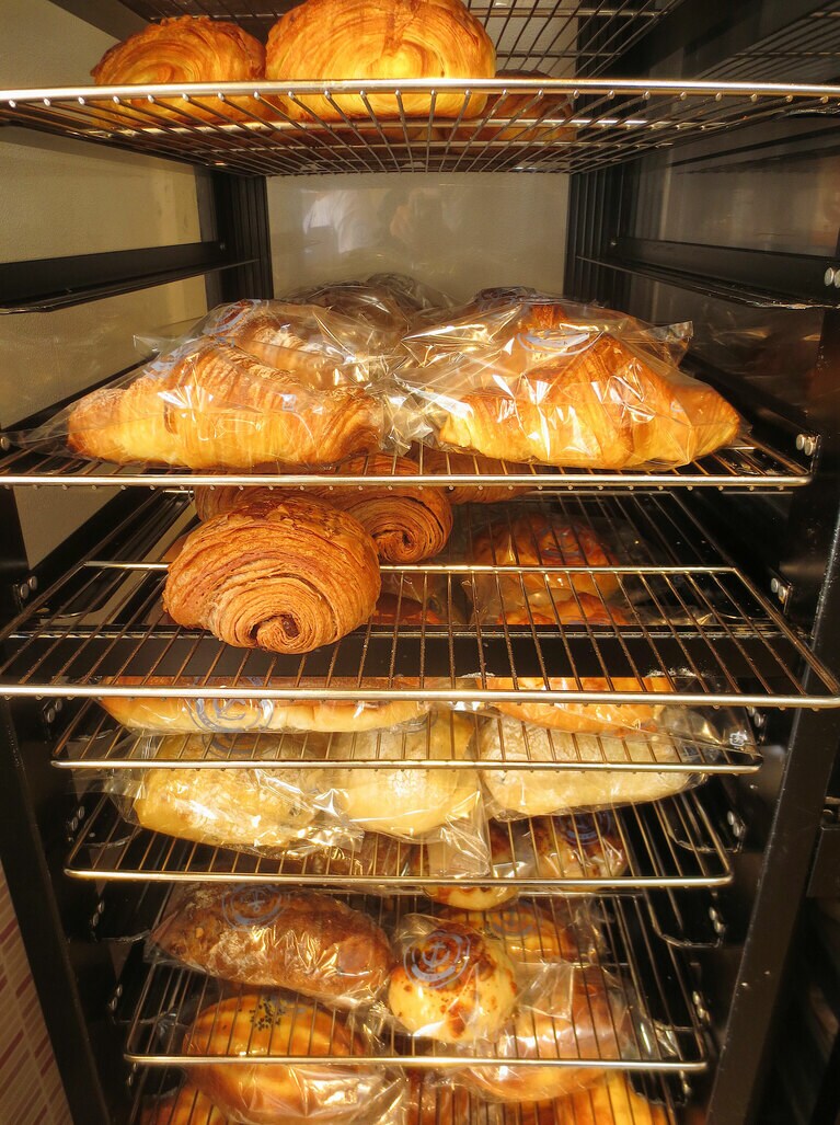 店内には次々に焼き上がるパンが並んでいます。