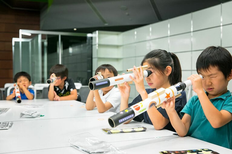 キッズワークショップ「わくわくドキドキ星空観察 天体望遠鏡をつくろう！」では、月のクレーターや土星のリングもばっちり見える本格派望遠鏡を作成。自分だけのオリジナル望遠鏡に、子どもたちも喜ぶこと間違いなし。