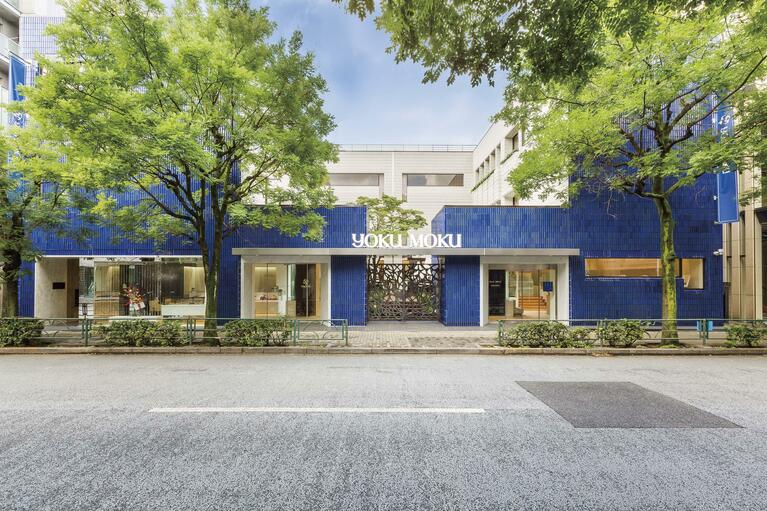 ショップとBLUE BRICK LOUNGEが入る東京・南青山にあるヨックモック青山本店。
