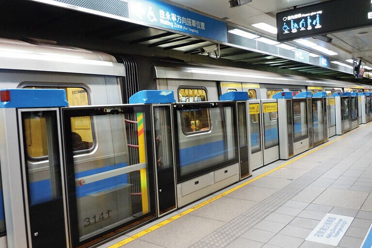 MRT内でのローカルのマスク着用率が100％のなか、観光客は……。