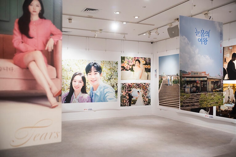 広い空間でじっくりとポスターを眺められるのも嬉しい！