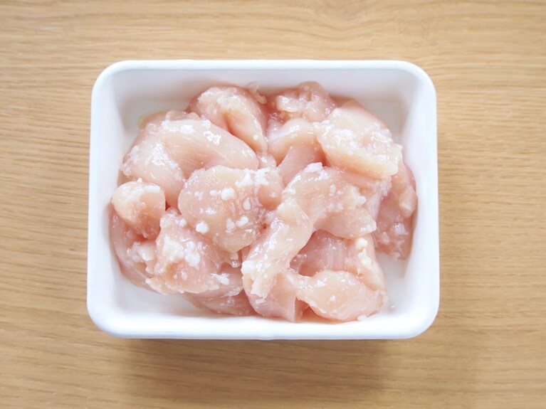 ささみは筋を取り除き、食べやすい大きさに切り、塩麹を絡めて下味をつける。