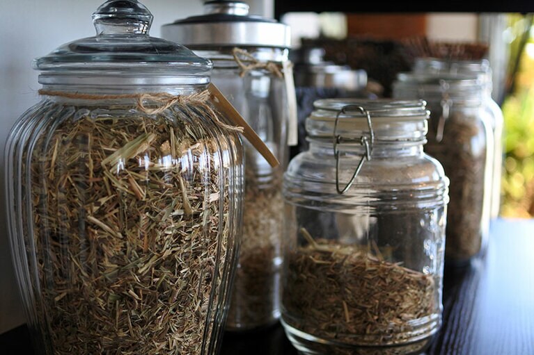 島に自生するハーブでオリジナルのハーブオイルを作成し、トリートメントに使用しています。