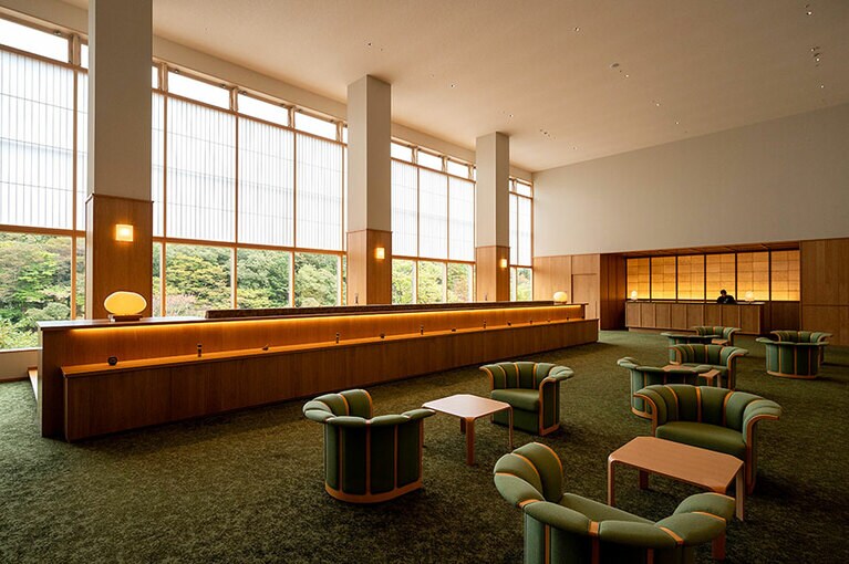 渓谷の自然とシームレスにつながるエントランスロビー。光のグラデーションが美しい。