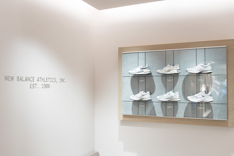 歴代の「990」を展示したディスプレイ。つくりやディテールの違いを楽しめる