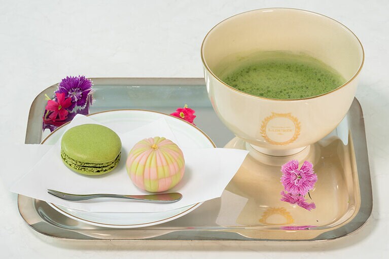 和菓子の手毬。和菓子とマカロン1個に抹茶がセット。2,300円。