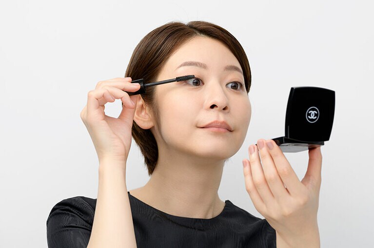 まつ毛の根元にきちんと当ててから塗るのがポイント。