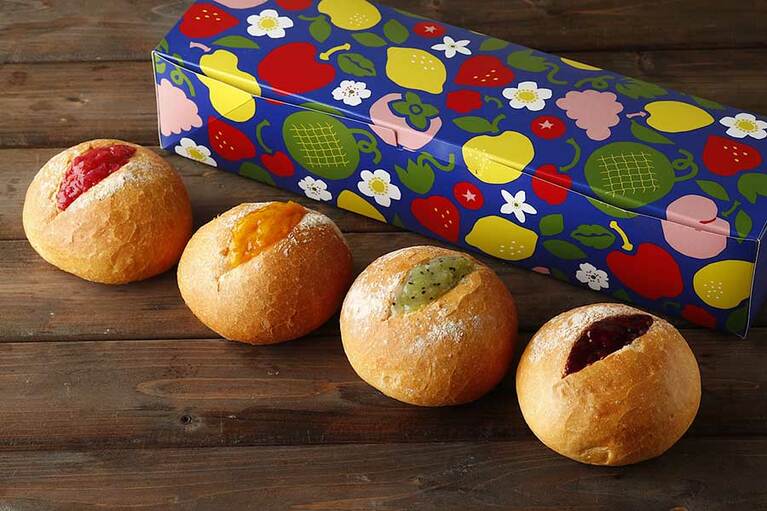 ジャムパンの価格は300～380円、1日 300個限定の販売。パッケージも華やか。