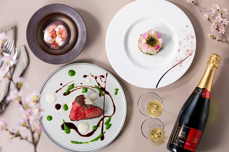 スラッシュカフェ「桜特別コース」ランチ(乾杯シャンパン付き) 6,600円、ディナー(乾杯シャンパン付き) 8,800円、ケーキセット(ドリンク付き) 3,300円。