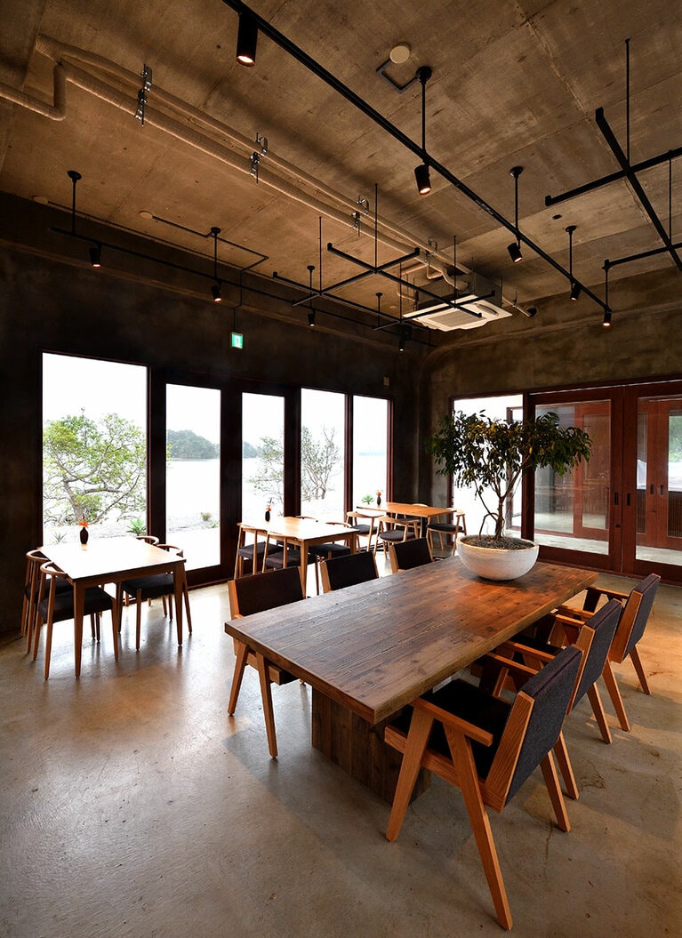 店名は、遠くを意味するAwayと、目覚めを意味するAwakeから。