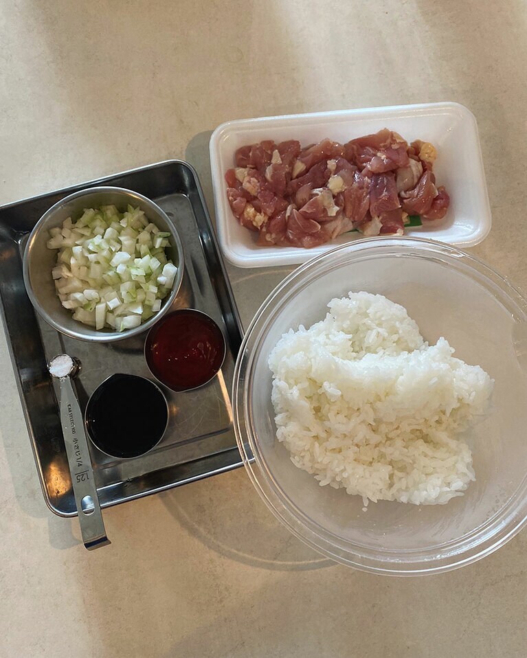 【焦がし醤油のケチャップライスが主役のオムライス】材料。