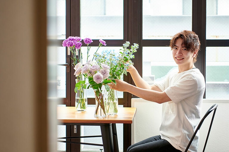 青い花をお部屋に飾って涼を楽しみましょう。