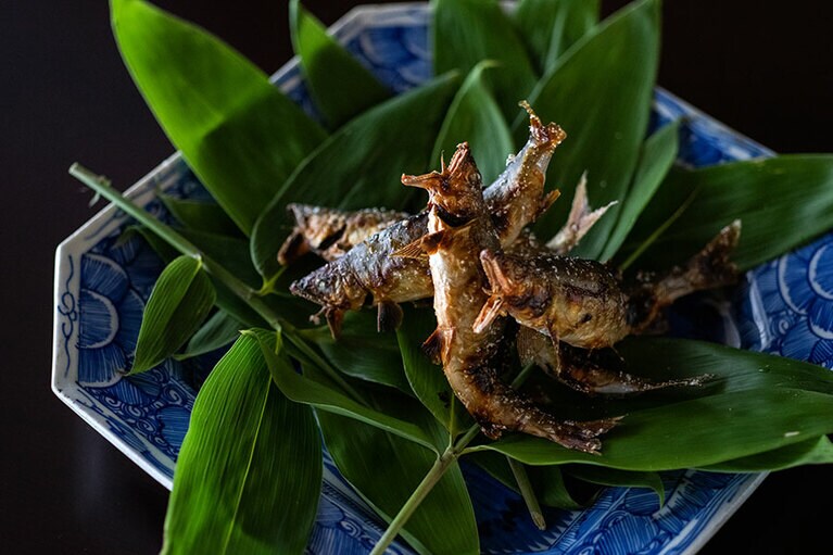 “鮎の塩焼き”。鮎コースは、例年6月～10月末まで。1名 21,780円（2名から要予約）。