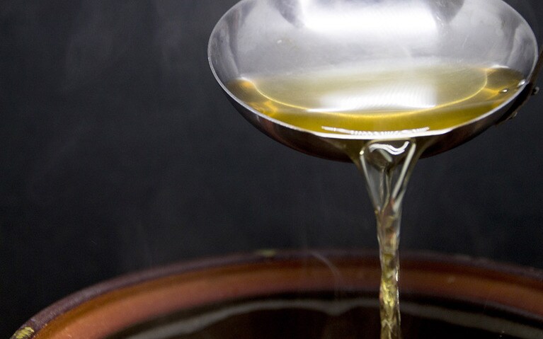 基本の出汁。黄金に輝く出汁。