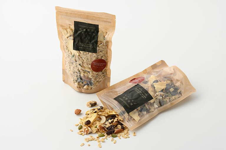 飯坂温泉グラノーラ ミックスフルーツ 各880円（150g）。