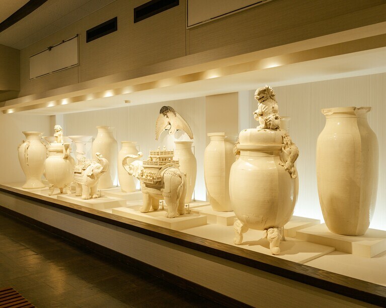 慶長3年に島津義弘が朝鮮より連れ帰った初代・沈当吉から歴代の作品を展示する「沈家伝世品収蔵庫」。