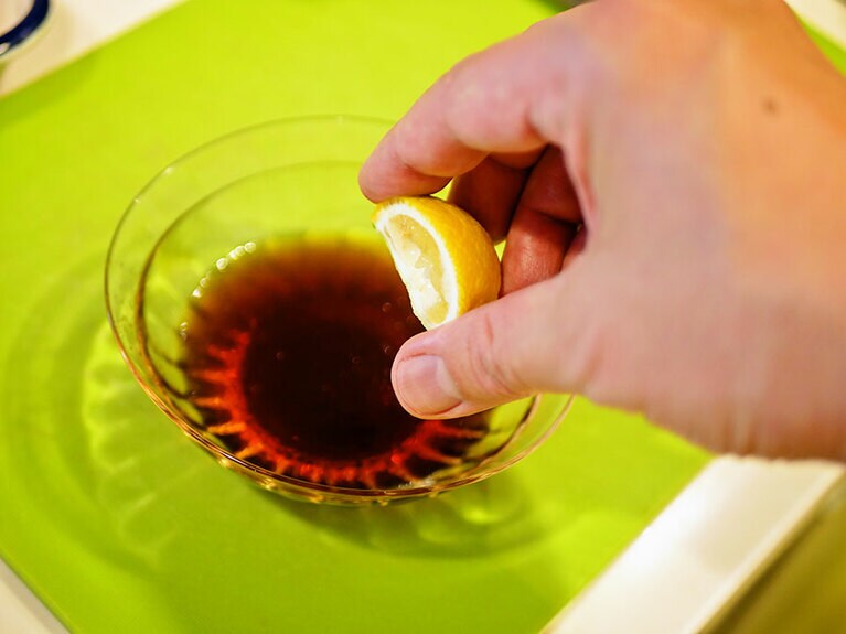 タレにスダチ、カボスなどを入れる。