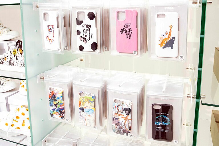 スマホケースも豊富に揃います。サイズ：iPhoneSE 各2,750円、iPhone12 各3,300円。