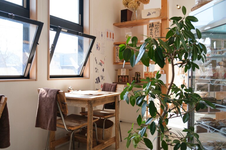 心地いい喫茶エリア。パフェの種類も豊富で人気だが、なんとテイクアウト可能なパフェもある。