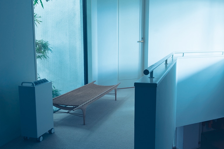 「ROOT7100」はスクエア型でパッと見ても除湿機には見えないシンプルなデザインが特徴です。